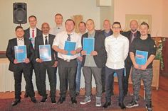 Die erfolgreichen Junggesellen mit dem Vorsitzenden des Gesellenprüfungsausschusses Andreas Schmalz (2. v. rechts) und dem Abteilungsleiter des Berufsbildungszentrums Plön Manfred Braune (4. v. rechts).