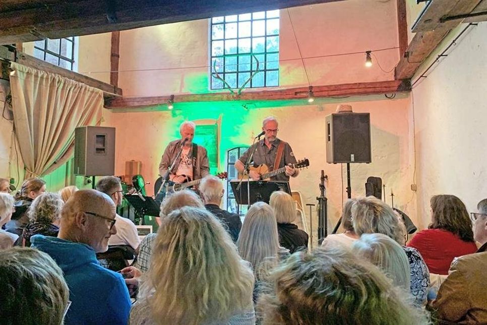 Das Duo „Two Different Ways“ ist erneut im „Stall 54“ hinter der Goldschmiede zu Gast.