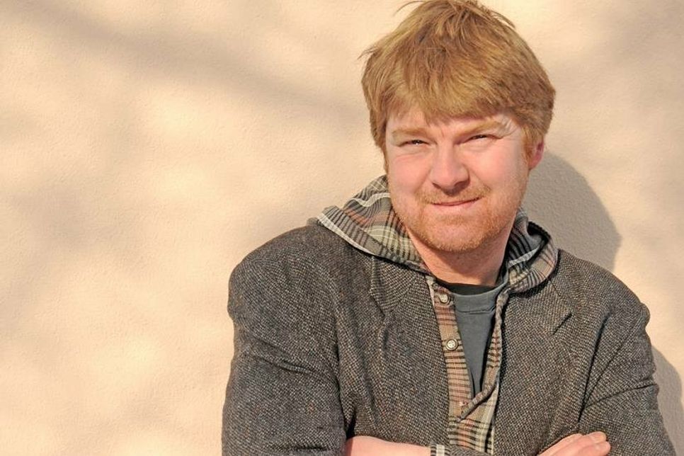 „Een Buer vertellt“ heißt das Programm von Matthias Stührwoldt, das der Autor um 19 und 20.30 Uhr in der Stadtbücherei präsentiert.
