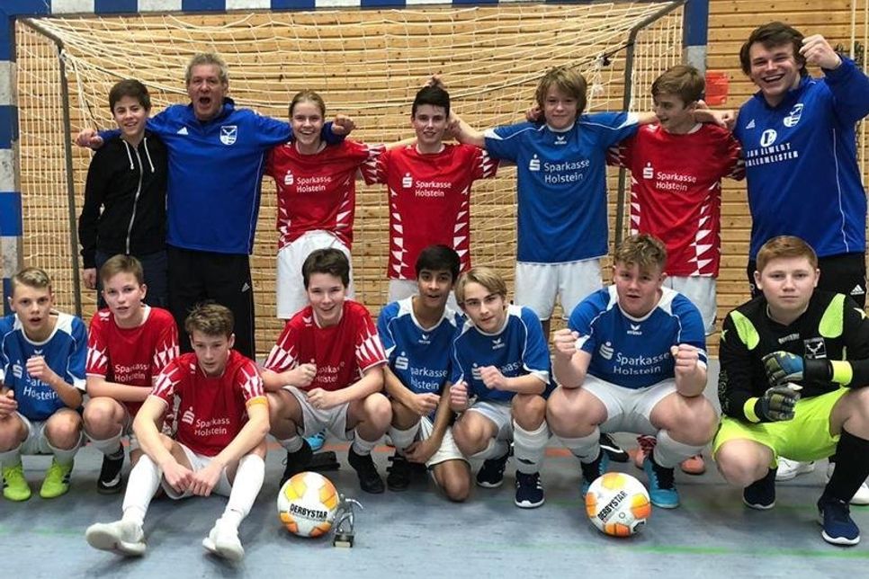 Lensahn. Die C-Jugend der JSG Ostholstein holte beim eigenen Hallenturnier in der Lensahner Großsporthalle den 1. Platz sowie den 5. Platz im Spielmodus „Jeder gegen Jeden“ bei sieben teilnehmenden Mannschaften. Das eine Team von Ulrich Salzmann und Max Rosenthal hatte nach sechs Spielen 11 Punkte und 8:2 Tore, das andere Team 9 Punkte und 6:7 Tore. Die weiteren Plätze beim Turnier belegten: MTV Ahrensbök, SV Göhl, SG Lütjenburg-Selent sowie der Oldenburger SV 1 und 2. (red)