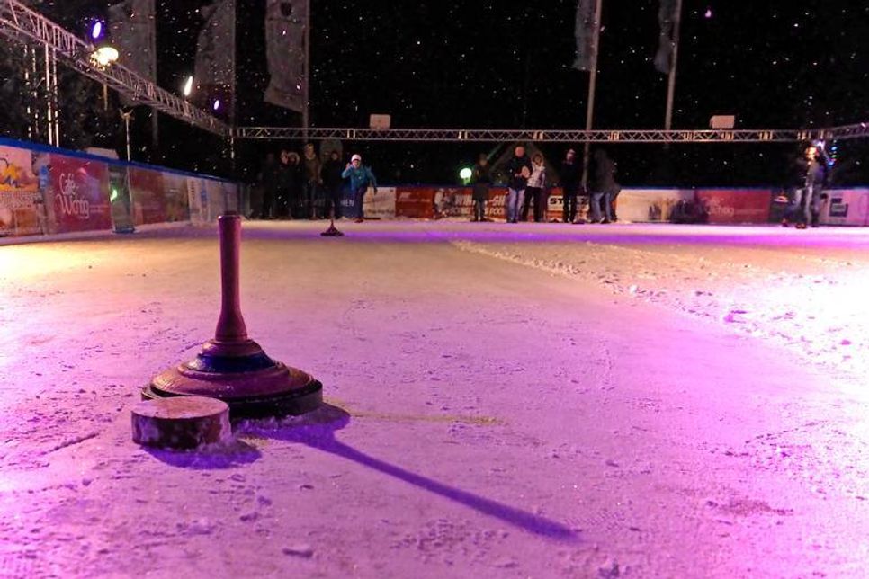 Die Eisbahn kann zum Eisstockschießen angemietet werden.