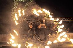 Um 18 Uhr gibt es auf der Eisbahn eine Feuershow.