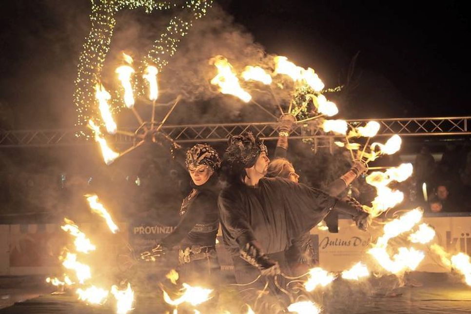 Um 18 Uhr gibt es auf der Eisbahn eine Feuershow.