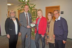500 Euro konnte eine Abordnung des Hospizvereins (r.) jetzt in der Fördesparkasse entgegennehmen.