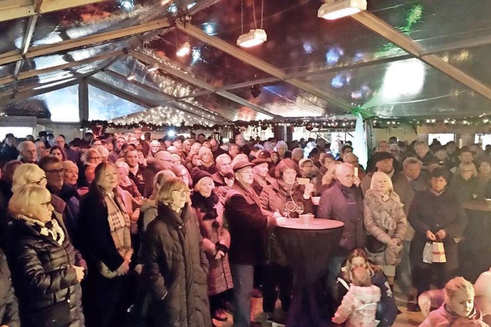 Dicht gedrängt verfolgte das Publikum das Showprogramm am vergangenen Sonntag auf der Bühne. (Foto: René Kleinschmidt)