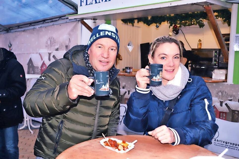 „Und auch ein heißer Glühwein darf natürlich nicht fehlen,“ so das junge Paar aus Niendorf, das den Markt bereits am Samstag besuchte. (Foto: René Kleinschmidt)
