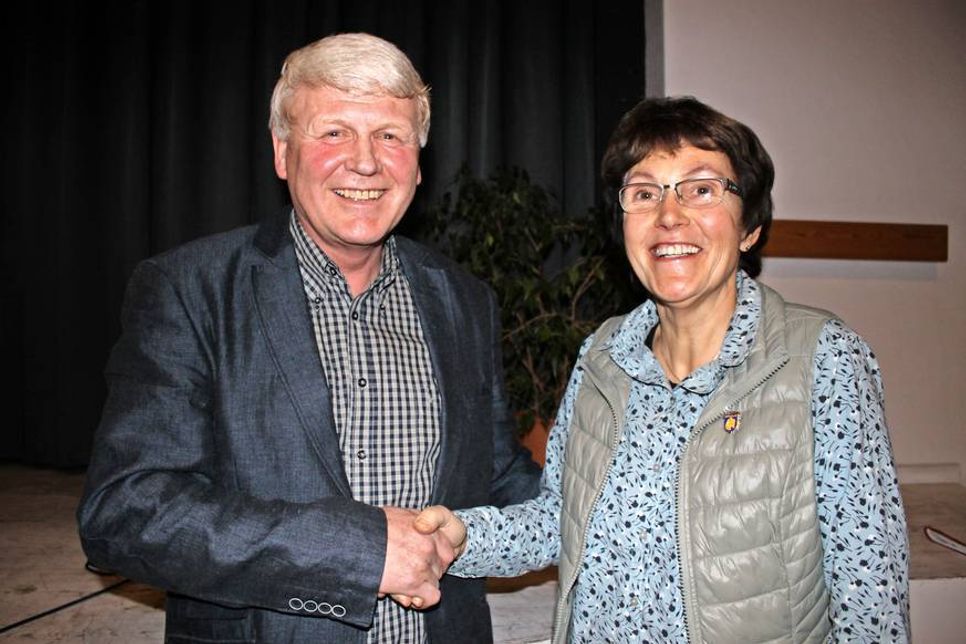 Der wiedergewählte 1. Vorsitzende Andreas Hagen gratulierte Birte Westensee, die dem SC Cismar seit 25 Jahren die Treue hält.