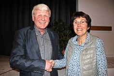 Der wiedergewählte 1. Vorsitzende Andreas Hagen gratulierte Birte Westensee, die dem SC Cismar seit 25 Jahren die Treue hält.