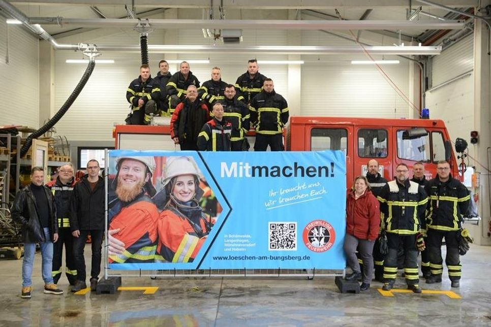 Mit großen Plakaten wirbt die Gemeindewehr seit Samstag für neue Mitglieder.