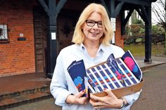Jutta Holweg, Leiterin der Volkshochschule Ratekau, präsentiert das neue Programmheft, das diesmal über 100 Angebote bereithält. (Foto: Stefan Setje-Eilers)