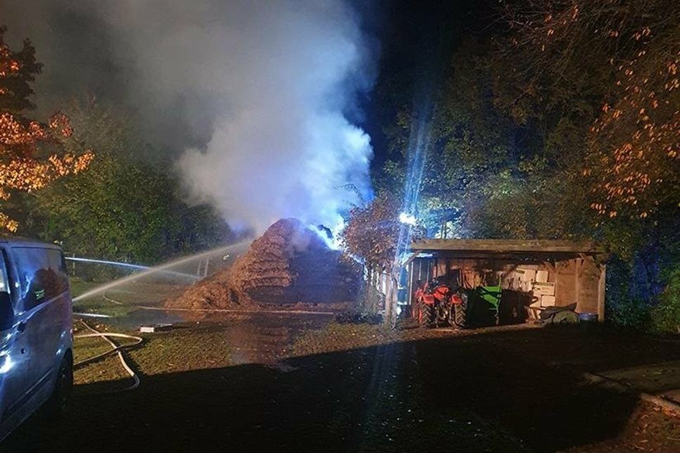 Einige hundert Meter von der B 76 in Timmendorfer Strand entfernt brannten am Samstagabend ein Pferdeanhänger mit Stroh sowie rund 80 Strohballen.