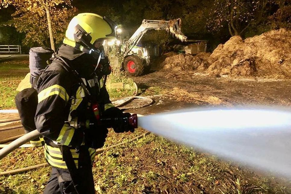 Die Einsatzkräfte der Feuerwehren haben die Brandbekämpfung von mehreren Seiten vorgenommen.