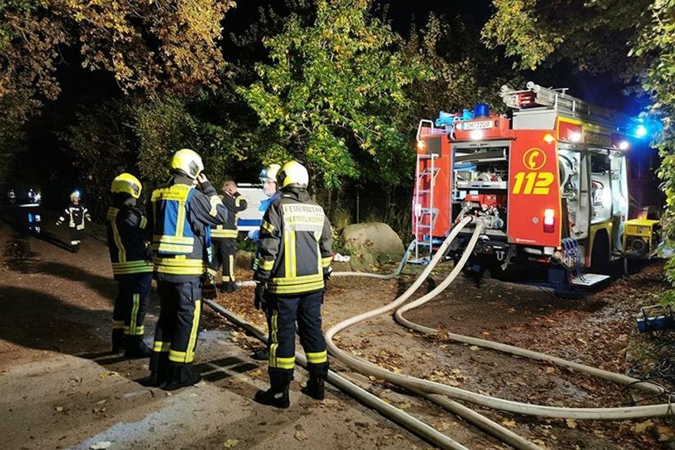 Rund 80 Feuerwehrfrauen und Feuerwehrmänner der Freiwilligen Feuerwehren waren bei der Brandbekämpfung in Timmendorfer Strand im Einsatz und mussten zur Wasserversorgung über mehrere hundert Meter Schläuche legen.