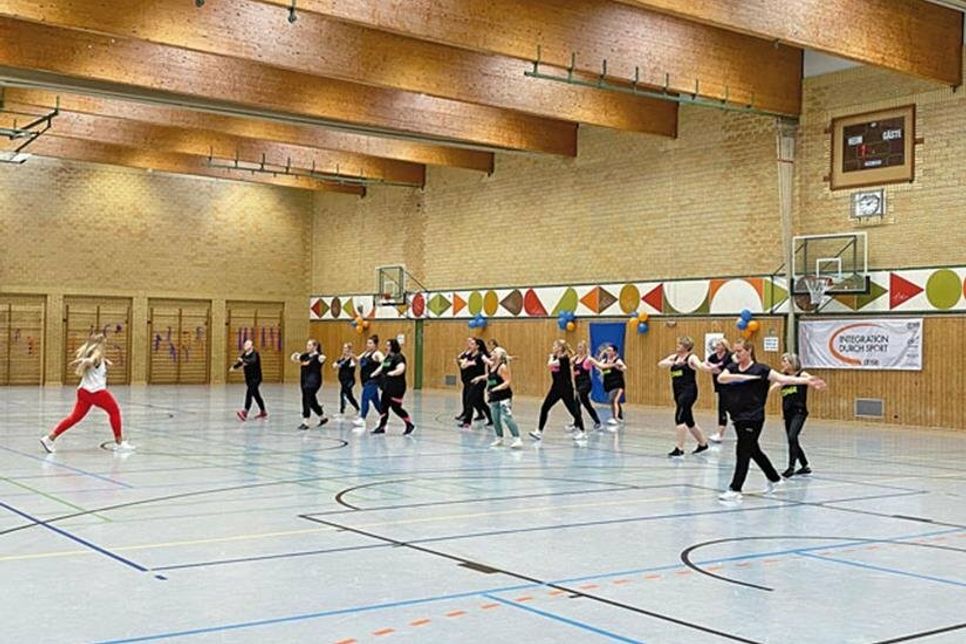 14 Sparten wurden live beim Jubiläum vorgestellt. Hier sieht man Zumba, eine dynamische Kombination aus Aerobic und Tanz.