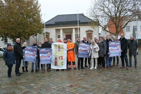 Sponsoren, Unterstützer, Bauhof- und Orga-Team freuen sich auf die 13. Auflage des Riesen-Adventskalenders.