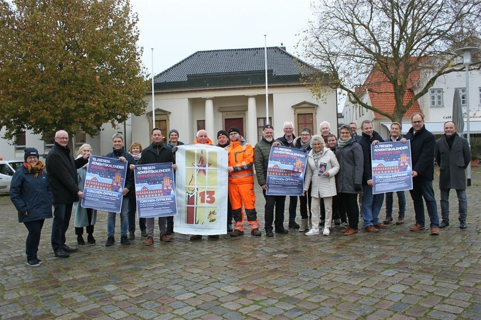 Sponsoren, Unterstützer, Bauhof- und Orga-Team freuen sich auf die 13. Auflage des Riesen-Adventskalenders.