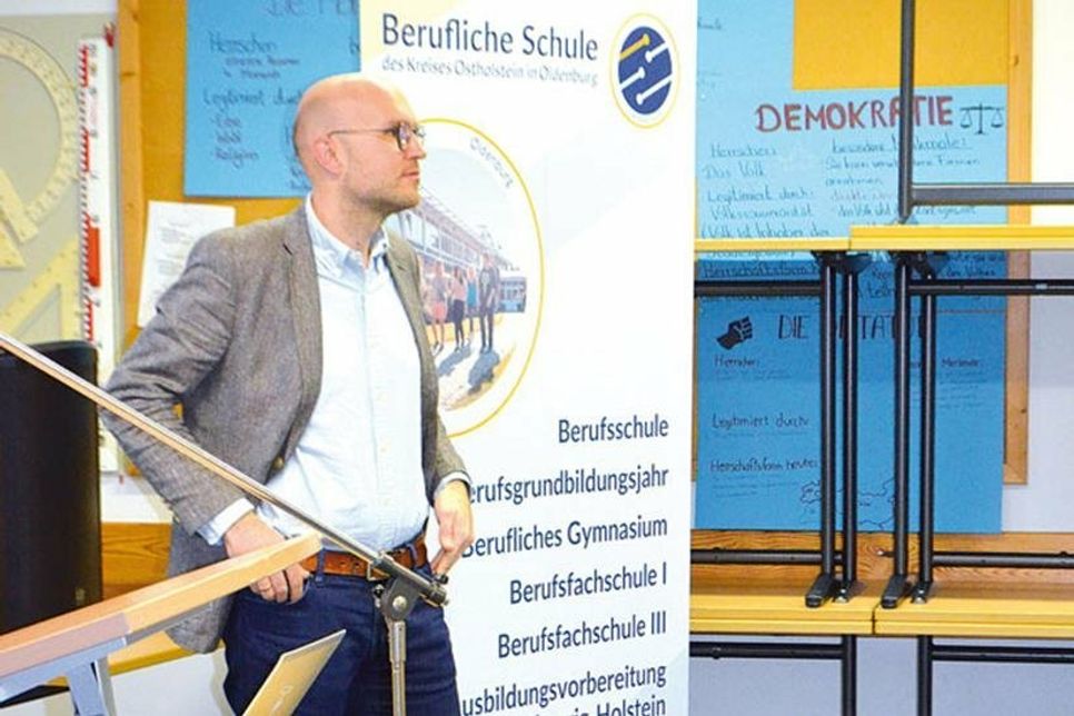 Dr. Hauke Petersen, stellv. Landesbeauftragte für politische Bildung, referiert über das Grundgesetz.