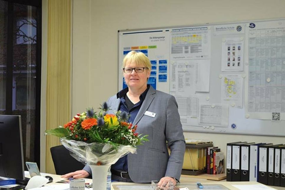 Die Schulleiterin Ilona Hartmann an ihrem Schreibtisch.