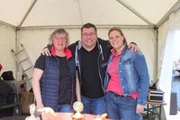 Organisatorin Antje Hüttmann, DJ John O‘Gallagher und Nadine Hüttmann (v. lks.) führten durch die Veranstaltung.