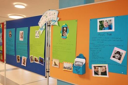 Schautafeln im Foyer der JLS.