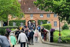Bereits am Eröffnungstag besuchten viele, viele Besucher das wunderschöne Messe-Gelände.