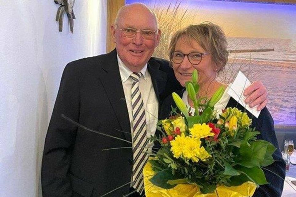 Jürgen Schlünder bedankt sich mit einem Blumenstrauß bei Kerstin Schmidt für ihre langjährige Mitarbeit.