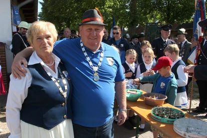 Kleine Stärkungspause beim Vereinskönigspaar Ute Scheunemann und Paul Wieske.