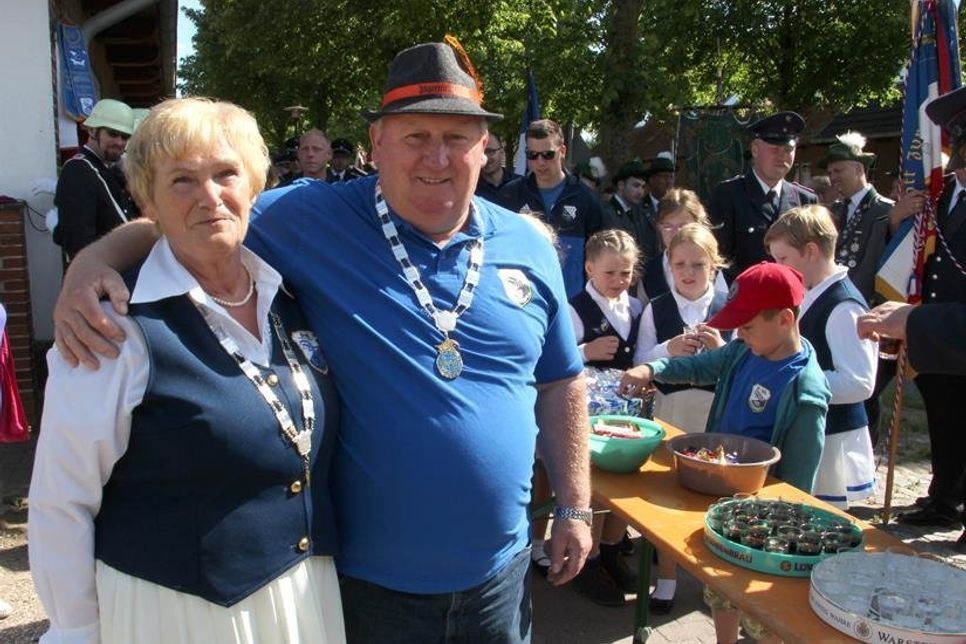 Kleine Stärkungspause beim Vereinskönigspaar Ute Scheunemann und Paul Wieske.