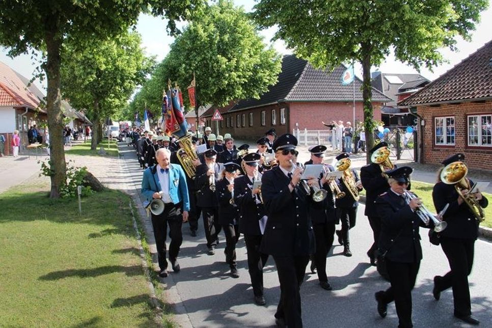 Der Musikzug der Feuerwehr der Gemeinde Grömitz gab beim Festumzug den Ton an.