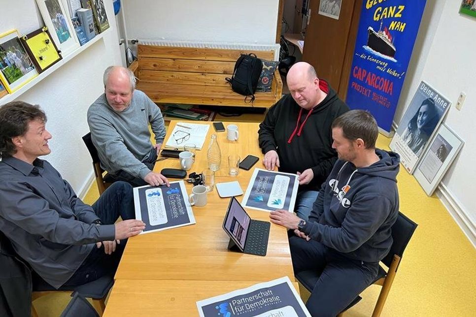 Hoffen auf eine rege Teilnahme bei der Abstimmung: Andreas Adler von der Stadtjugendpflege, Mano Salokat vom Kinder- und Jugendparlament, Norbert Mohwinkel (Stadtjugendpflege) und Danny Seidel von der Koordinierungs- und Fachstelle „Demokratie leben!“ (v. lks.).