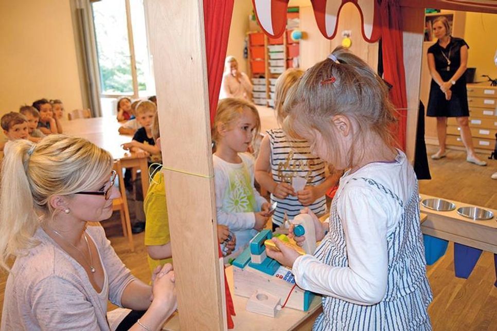 Erzieherin Olivia Schwanbeck beobachtet den Handel und das Handeln ihrer Rasselbande-Kinder.