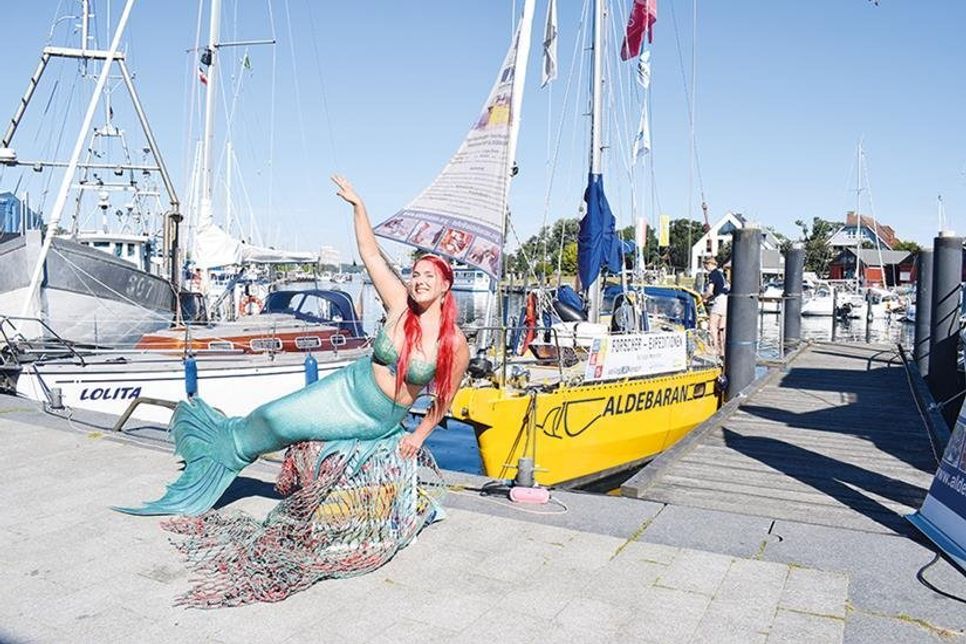 Noch bis Sonntag können Nachwuchsforscher im Niendorfer Hafen auf Entdeckungstour gehen. Ob sie dabei auch tatsächlich einer Meerjungfrau begegnen?
