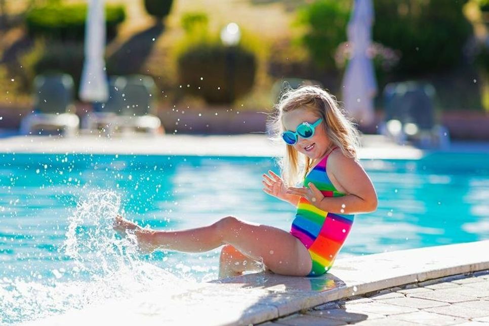 Für Kids gibt es an heißen Tagen nichts Schöneres als eine Erfrischung im eigenen Pool. Ganz nebenbei können die Kinder dabei in sicherer Umgebung auch noch das Schwimmen lernen oder ihre Fähigkeiten aus dem Schwimmkurs trainieren. Foto: DJD/Pool-Systems.de/FamVeld/Shutterstock