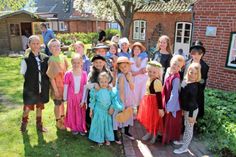 Die „Museumskinder“ posierten vor ihrer Modenschau im Garten des Dorfmuseums.