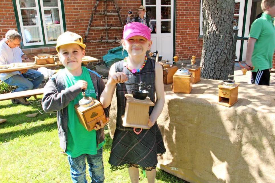 Jan (6 Jahre) und Leandra (7 Jahre) aus Grube hatten viel Spaß beim Kornmahlen mit den historischen Mühlen.