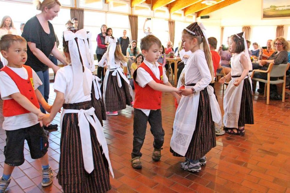 Vollste Konzentration herrschte bei der Tanzdarbietung der Vorschulkinder vom Kindergarten.