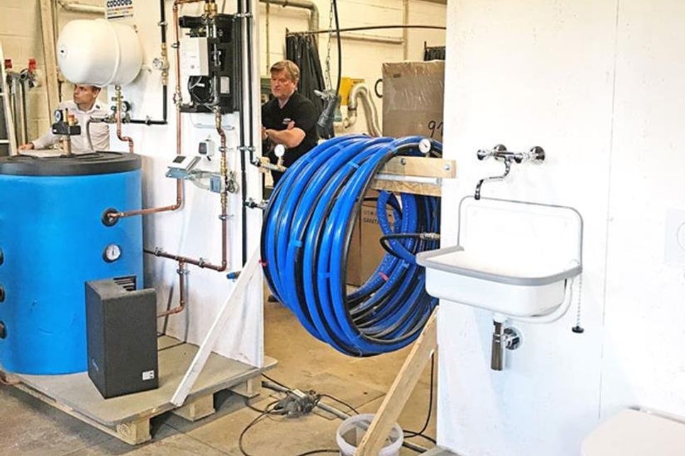 Von der Frischwasserstation bis zum Wasserhahn: Im Lager wurde das bizentrale Trinkwassersystem aufgebaut und präsentiert.