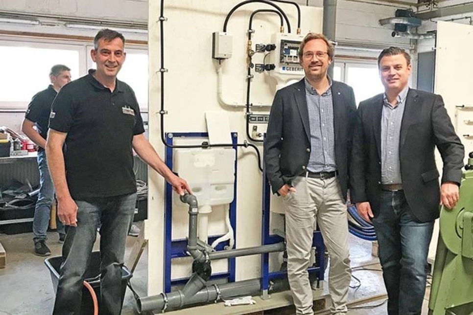 Erfinder Klaus-Dieter Will mit Sebastian und Stefan Dose (v.l.), Geschäftsführer der Otto Cobobes GmbH.