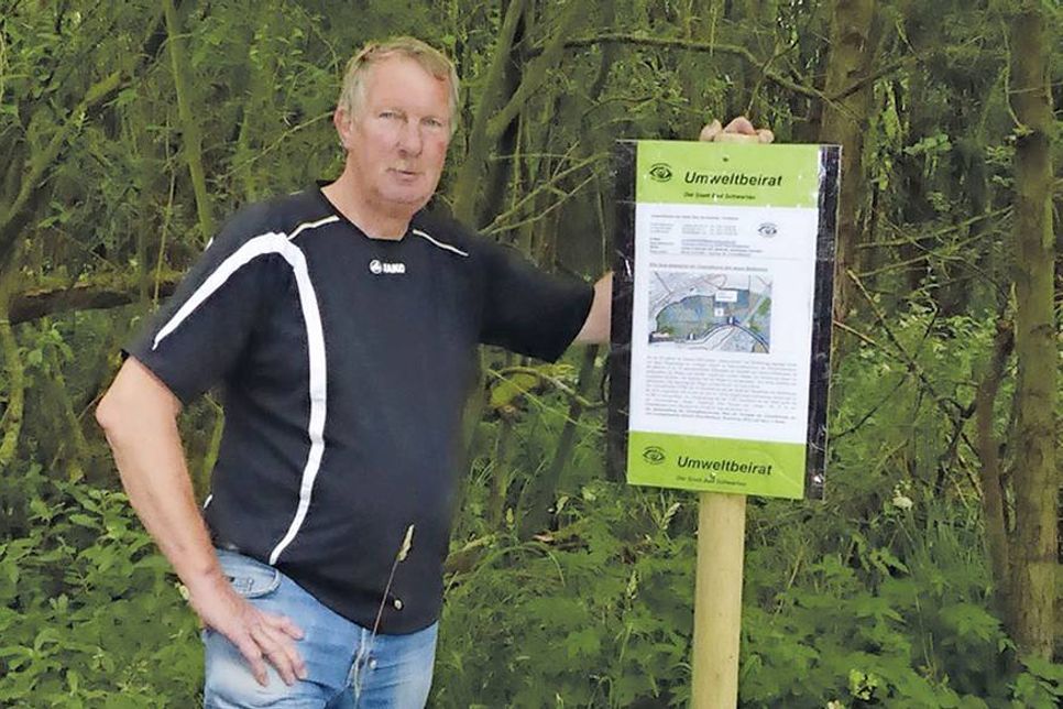 Der bekannte Bad Schwartauer Natur- und Umweltschützer Lüder Garms hat für den Umweltbeirat Schilder aufgestellt, die über die Neuanlage des Bohlenwegs informieren.