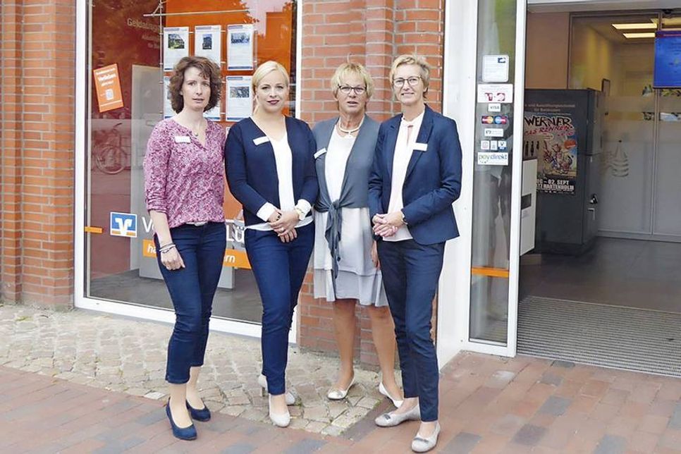 Haben ihren Erlös für den neuen Bohlenweg im Kurpark gespendet: Iris Bock (v.l.), Carolin Radtke, Marion Markhardt und Kerstin Lumma von der Volksbank Lübeck, Filiale Bad Schwartau. (Fotos:?UWB/hfr)