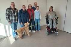 Michael Rosch (kommunaler Beauftragter Heiligenhafen und erweiterter Vorstand), Martina Scheel (Vorsitzende des Beirats und kommunale Beauftragte Oldenburg/OH), Gabriele Priedemann (stellvertretende Vorsitzende des Beirats und kommunale Beauftragte Ratekau), Jutta Schulz (Mitglied Beirat), Horst Martin (Mitglied Beirat), Edda Rahlf (bisherige Vorsitzende des Beirats und weiterhin Mitglied im Beirat) mit Afra (Assistenzhund in Ausbildung von Edda Rahlf).