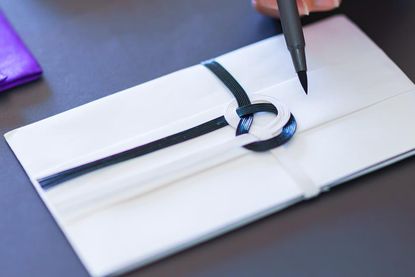 Eine handgeschriebene Karte wirkt immer persönlicher als eine digitale Nachricht.