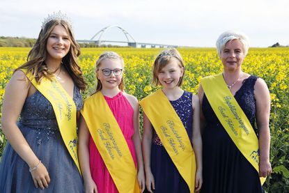 das Rapsblütenkönigshaus 2023: Königin Laura, Kinderkönigin Anelja, Kinderprinzessin Thea und Prinzessin Janin