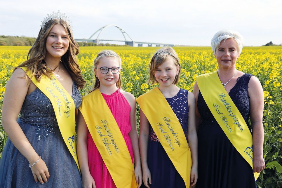 das Rapsblütenkönigshaus 2023: Königin Laura, Kinderkönigin Anelja, Kinderprinzessin Thea und Prinzessin Janin