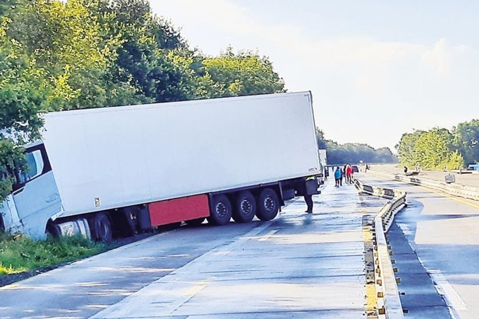 Dieser Lkw verunfallte am frühen Sonntagmorgen. Fahrer und Beifahrer blieben unverletzt, die Ladung konnte unbeschadet abtransportiert werden.