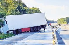 Dieser Lkw verunfallte am frühen Sonntagmorgen. Fahrer und Beifahrer blieben unverletzt, die Ladung konnte unbeschadet abtransportiert werden.