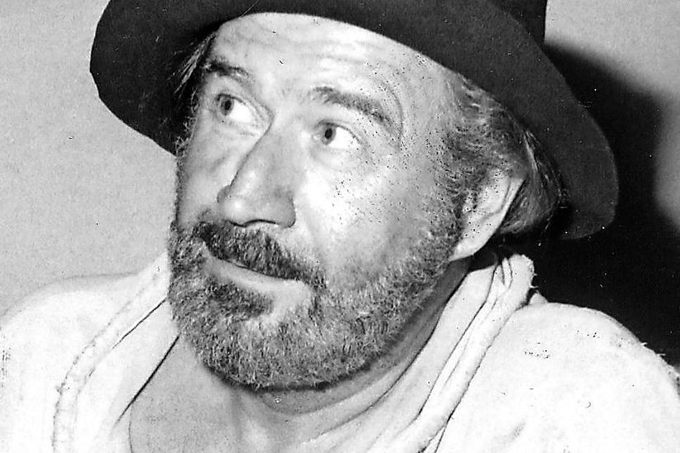 Auch Hans-Joachim Kulenkampff alias „Kuli“ spielte drei Mal in Neustadt. Der Schauspieler und Moderator lebte von 1921 bis 1998 und war bekannt für seinen humorvollen Charme.