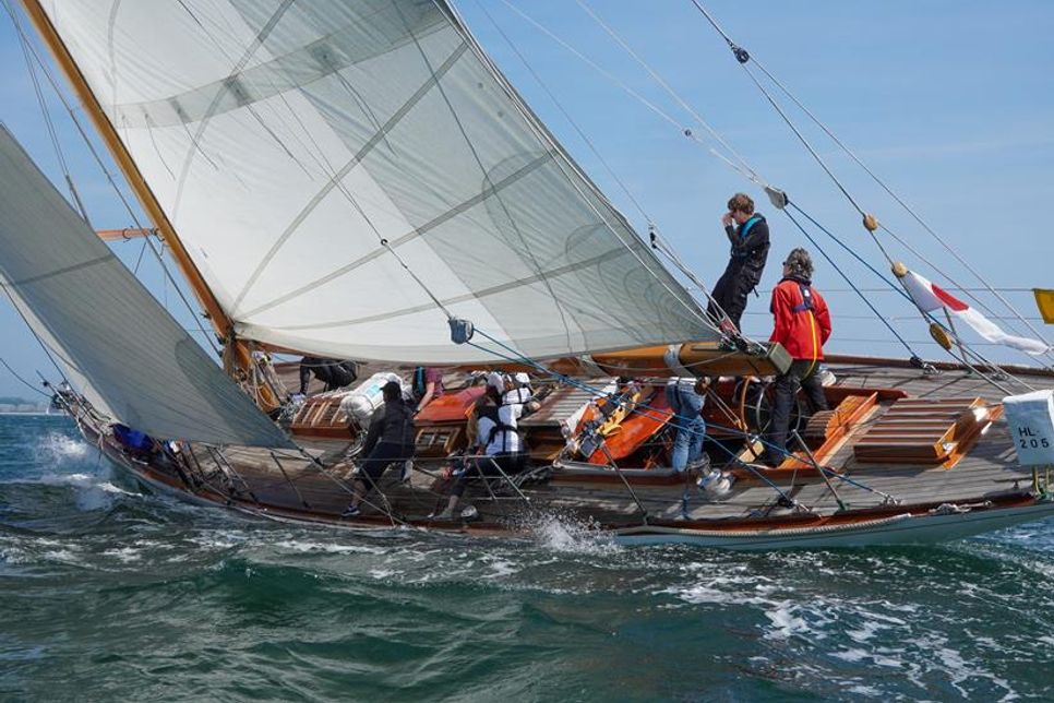 Mit voller Fahrt gleiten die Yachten durch die Neustädter Bucht.