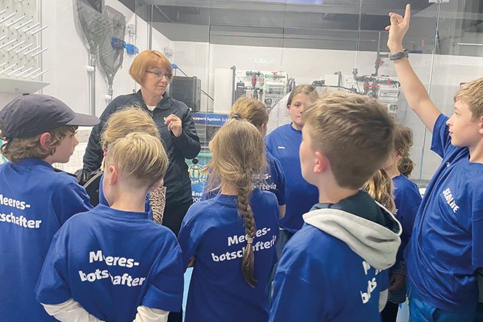 Die jungen Meeresbotschafter im Backstage-Bereich des SEA LIFE Timmendorfer Strand.
