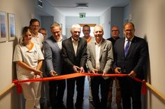 Die Klinikleitung eröffnete gemeinsam mit der Stationsleitung, Bürgermeister Mirko Spieckermann (re.) und Dr. Uwe Jürgens (4. v. lks.), Fachbereichsleiter Sicherheit und Gesundheit des Kreises Ostholstein, die rundum neu gestaltete Station 42.